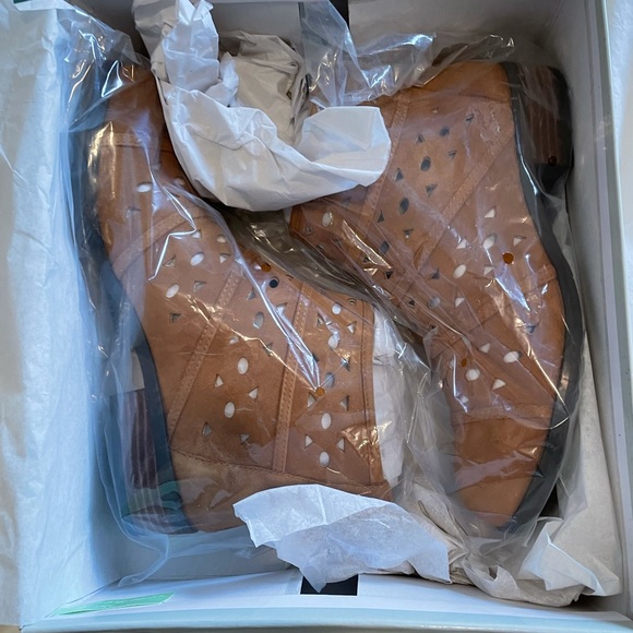 Brand new in box tan/brown ankle boots - Picture 2 of 7